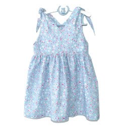 Himmelblå 50’er-inspireret kjole med vilde blomster, skulderbånd og dråbeåbning bagpå. Syet i 100% bomuld.