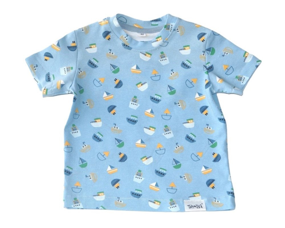 2-delt sæt, Blå farve med både: T-shirt og shorts i 100% bomuld, fra Tom&Lisa