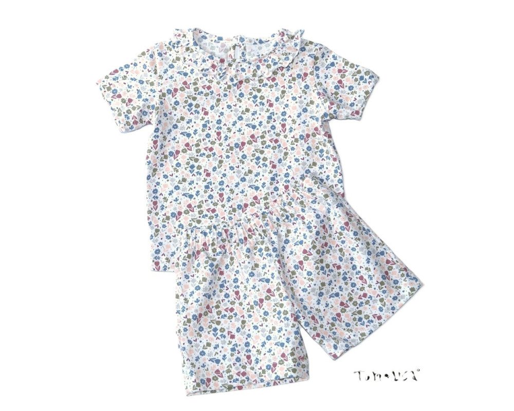 2-delt sæt i hvid farve: T-shirt og shorts i 100% bomuld, fra Tom&Lisa